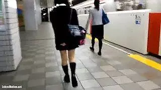 【盗撮痴漢】ガチヤバ！鬼畜変態男が女子校生のスカートをめくる！
