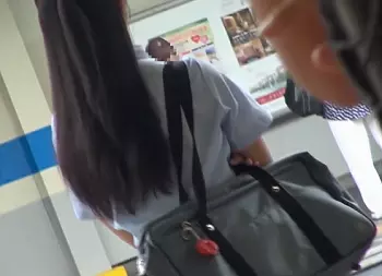 【女子校生痴漢】乗り込んだ車両で怖くて声も出せない女の子！パンツびっしょり仕上がりちんぽぶち込まれる