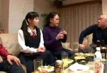 もう大人のカラダじゃないか..ﾆﾁｬｱｗ/大量失禁お漏らし！親戚の中年キモオヤジに犯されるスレンダー美乳ロリ美少女JC！