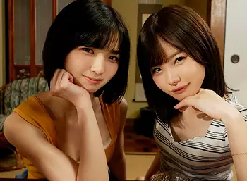 【中出し】純白パンティをチラつかせる女子高生達！久し振りに出会った男子と楽しみ膣内射精
