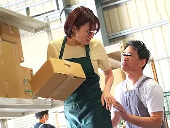 【人妻不倫】地味爆乳なパート主婦の美人妻は気弱な性格でセクハラを拒めず&hellip;オイル乳揉み痴漢からエロ性処理の強要でフェラ顔射