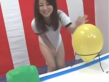 『今パンツもはいてないのに~』女子校生が賞金に釣られ風船守って早着替え企画に挑戦したら❤風船割れ罰ゲームで肉棒ハメられ…