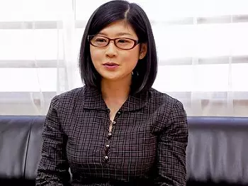 【人妻】AV撮影の応募で来た地味メガネな隠れ巨乳おっぱい奥さん！生ハメで精子中出しされた浮気妻のエロエロ不倫セックス！