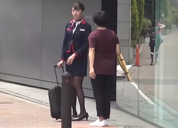 【長身黒パンスト】フライト後のCAさんを口説いてみた！制服姿のままイカしまくって生入れピストン