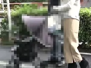 【人妻ナンパ】子持ちの仲良し夫婦をナンパして妻の目の前で旦那をフェラ抜き！落ち込む人妻を寝取って不倫カーセックスする