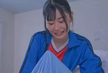 『大人の人ってこんな大きいんですか？』保健室で寝てる教育実習生の僕を心配してきた彼氏持ち美少女部員に勃起を見せつけた反応