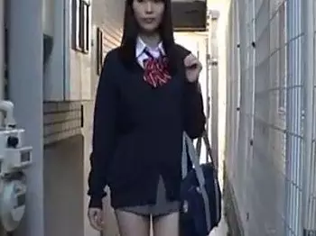 ミニスカ女子の後をつけ、階段で見守るスリリングな瞬間