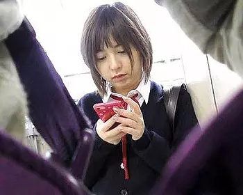 【女子校生痴漢】可愛いSS級美少女JKが痴漢され逆さ撮り盗撮隠し撮り！！ショートカット高校生が痴漢レイプ&hellip;【ヤバイやつ】