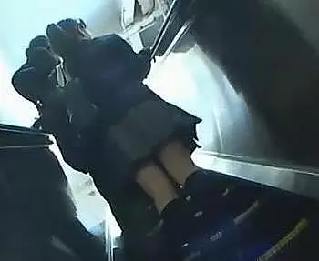 真面目そうなウブ少女が痴漢に襲われ指を入れられイキまくり！シコシコ必須のエロ動画