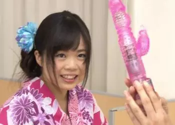 【素人ナンパ】『これを入れてやってもらいます！』夏祭り帰りの浴衣美女が友達の前で固定バイブジェスチャーゲーム！