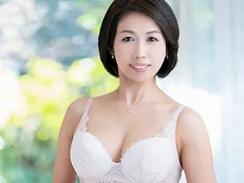 〚四十路&times;藤谷友梨子〛４７才巨乳デカ尻熟女妻が初ＡＶでパンティ手マンされマン汁滲み滲み♫♫べ口キスやフェラしてガチハメ
