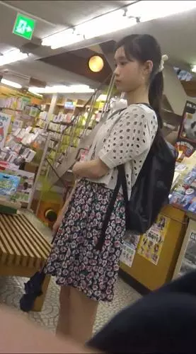 ロリ可愛い子のパンティを逆さで盗撮動画 パンチラ