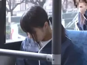 部活帰りのバスで居眠りしてるツインテロリJKが痴漢にレイプされる！ジャージを脱がされ裸にされて指マンで潮吹きバイブ責めさ