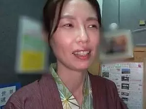 【人妻不倫旅行】素人臭がプンプン漂うアラフィフのお母さんが息子と同年代の若者と温泉旅館でハメを外しまくる！！
