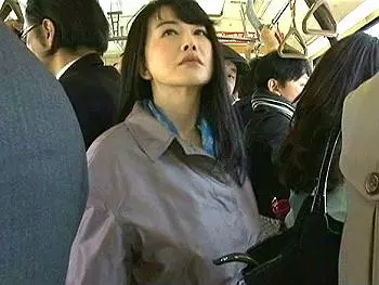 欲求不満な美熟女のコートの下は全裸&hellip;今日も電車に乗って痴女行為&hellip;下半身の疼きが止まらず男を漁って逆レイプするおばさん&hellip;