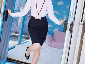 素人男性がマジックミラー号に体験乗車できちゃうエロ企画！案内してくれたSOD女子社員に素股してもらい性交中出し！