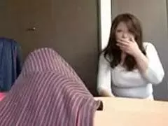《四十路/母子相姦》寝てる息子のもっこりした股間の勃起度に驚愕し思わず息を呑むお母さんが&hellip;