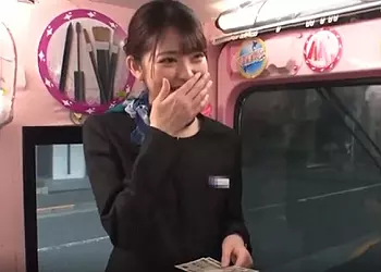 休憩中の美人女性にディープキス！濃厚すぎるプレイで発情させて鬼ピスぶっかけ