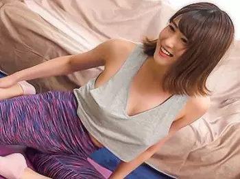 『背中も拝見させてください&hellip;&hearts;&hearts;』ヨガレッスンお姉さんが、生徒の勃起に気づいてチンポをフェラチオ！！