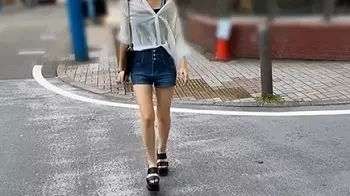 【浮気相手と昼から会う】咲野瑞希｜スレンダーな素人&times;デニムスカートで街を歩く&times;生中出し｜部屋に入った途端に別人！