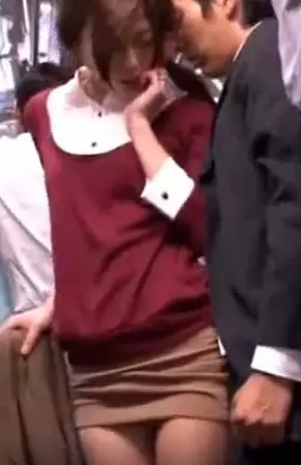 電車の揺れで巨尻と男根が擦れ合い発情！人妻手コキとフェラの濃厚SEX！