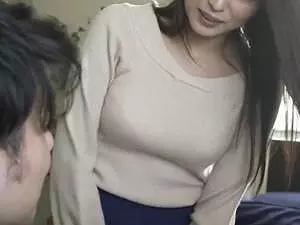 「お茶出しますね&hellip;」隣人にパソコンの修理を頼まれた男&hellip;どうも怪しいと思っていると、明らかに誘っている人妻の姿が！！