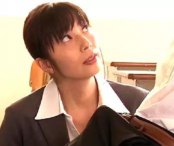 【48歳女教師・一条綺美香】「大きいち●ぽしてるわね、先生に見せてみなさい。」放課後の補習授業で教え子の竿を舐める。