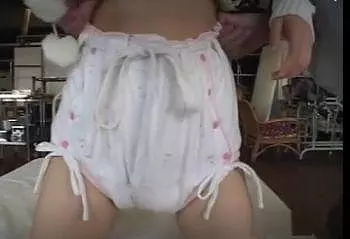 オフトゥンの上で女の子がおむつ替え♡おむつ安心する♡