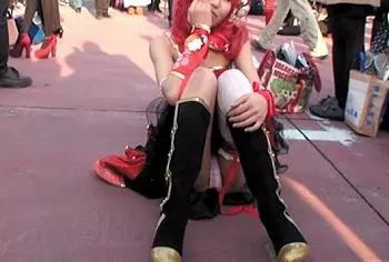 パンチラ体育座りの美少女レイヤーがイベ会場でとびっこ仕込まれスイッチオンされるｗｗｗ