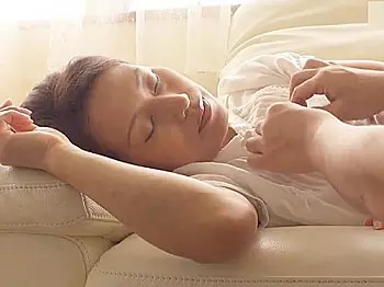 ◇エロいたずら・母子相姦｜四十路熟女ママ・性処理◇ソファで居眠りする清楚な美熟女お母さん。。スケベ息子がイタズラ開始です