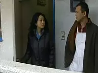 【ヘンリー塚本】窃盗がバレた熟女が家まで来た店主に対し居直り体で返すとセックス！