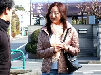 幼馴染の母親と久々の再会から急接近！グイグイ距離を縮めてくる智子に翻弄されホテルで膨らんだ肉棒をねっとり
