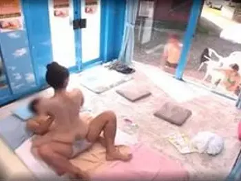 〔マジックミラー ;女子大生 〕『我慢できない～』大学の同級生と素股マッサージ！股間が火照って生エッチ！女性が見てもいい