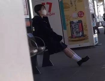 【集団レイプ】『いや&hellip;見ないで&hellip;』痴漢師に下着姿にひん剥かれて満員電車に放置された小さな女の子の末路&hellip;
