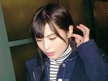 素人企画で乳首イキ人妻NTR不倫セックスしちゃう敏感スレンダーボディのアラサー美人奥さま！