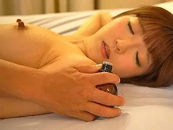 『ヤバい&hellip;イっちゃうぅぅ！！』半信半疑だった媚薬が効きすぎて身体のコントロールができなくなり理性崩壊でイキまくる美少女