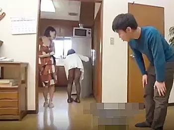 ★エロドラマ｜幼なじみ★久しぶりに訪れた幼馴染の友人宅で、パンチラ覗き見る思春期若者！？ママと姉妹がエロカワなんです..
