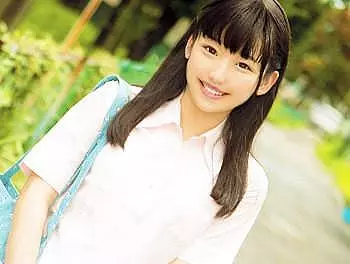 18歳の童顔ロリ顔女子大生/♡超敏感すぎて素股でおマンコにチンポ擦られただけでイッちゃう淫乱っぷり！挿入されると&hellip;♡