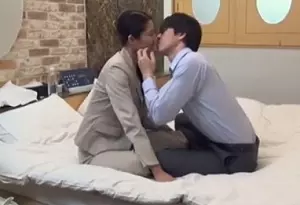 ＜OL&times;フェラ＞OL「やだ・・恥ずかしい・・・」豪快な性交で欲望のままにもはや限界