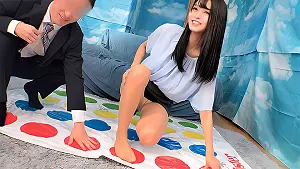 【素人ナンパ】仕事中だった上司と一緒のロリ顔OLさんがえちえちツイスターゲーム開催!