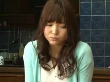 ホントはもっと旦那様とイチャ付きたい欲求不満の美人妻が業者さんを誘惑して中出しエッチｗ