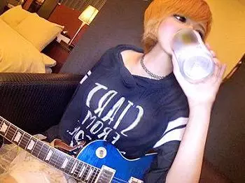 「マダマダ飲めるっす」脱いだらすげぇ隠れボインだった茶髪ロックギャルに媚薬仕込んでゴム無し挿入鬼ピス無様に失禁締まるマン