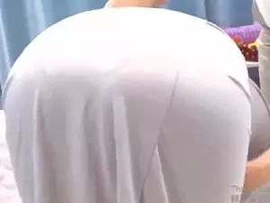 パンティラインが透けてるマキシワンピのデカ尻おばさんをマッサージして股間を弄ったら濡れて染みが！三十路熟女の敏感マ〇コを