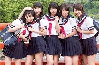【ビッチ】媚薬で発情した●学生達が温泉掃除の手伝い中に、間違えて入ってきた男を集団逆レ●プｗｗ【痴女】