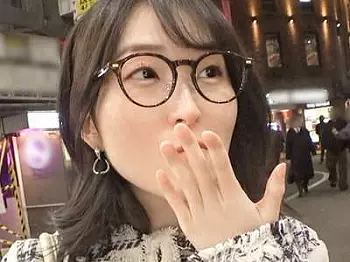 企画ナンパされて乳首舐めプレーやケツ舐め、ベロチューや騎乗位でエッチに乱れちゃう従順メガネの31歳！