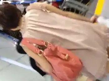 【盗撮】思いっきり食い込みパンチラ！女子大生風のギャルを尾行しながらワンピの中のTバックを逆さ撮り！