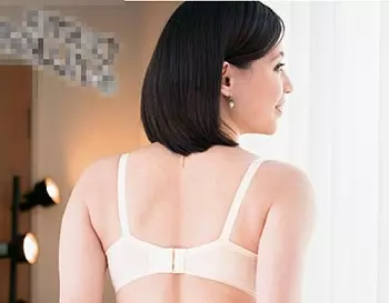 《吉崎友香》チンポが大好きなドスケベ人妻の初撮りSEX！若い男との濃厚なキスでおまんこ濡らしちゃう！
