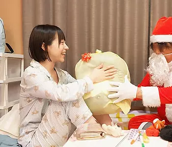 【留守番レイプ】「サンタさん、本当にいたんだ！」無邪気に喜ぶ美少女が変態親父に中出しされてしまう！【小島みこ】