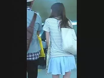 【HD盗撮動画】激カワギャルやお姉さんのスカート内を逆さ撮りして尾行パンチラを的確に攻略する撮り師ｗｗ