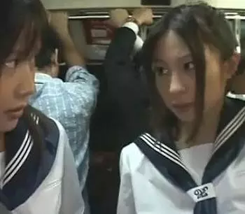 制服姿の可愛いJKをバスで痴漢ｗ触られて感じてしまう少女！最高にエッチな動画